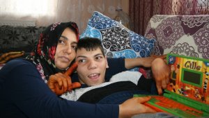 Engelli oğlunun hayal ettiği laptopa anne oyuncak laptopla karşılık veriyor