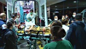 Enkazdan 9,5 saat sonra çıkartılan 14 yaşındaki Günay hastaneye sevk edildi