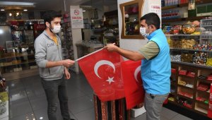 Esnafa Türk bayrağı dağıtıldı