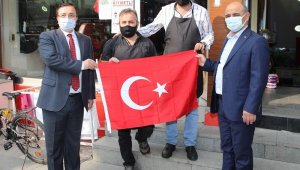 Esnafa ve öğrencilere Türk Bayrağı