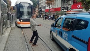 Eşyalarını sokağa fırlatan vatandaş bu sefer de tramvay yolunu kesti