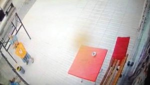 Etrafı gözledikten sonra temizlik kovasını çalması güvenlik kamerasına yansıdı
