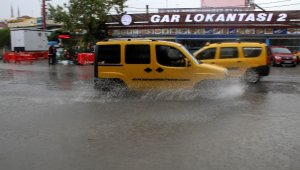 Fethiye'de etkili olan yağış vatandaşlara zor anlar yaşattı