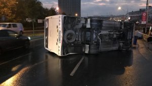 Gaziosmanpaşa'da servis midibüsü devrildi: 8 yaralı