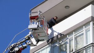 Genç kadın depremde öldüğünü sandığı muhabbet kuşunun kurtarılmasıyla sevinç gözyaşları döktü