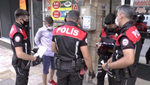 Gençlerin üzerinden çıkan uyuşturucu ve aparatların ardından 2 kişi gözaltına alındı