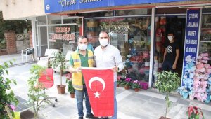 Haliliye'den vatandaşlara Türk Bayrağı hediyesi