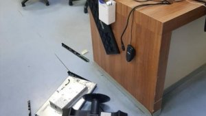 Hastaneye gelen genç kız, doktora kızıp masasını dağıttı