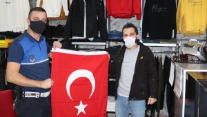 Havza Belediyesi'nden esnafa bayrak