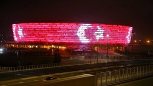 Haydar Aliyev Merkezi ve Bakü Olimpiyat Stadyumu'na Türk bayrağı silüeti yansıtıldı