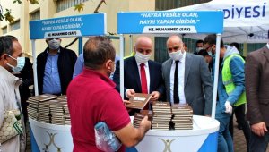 Hz. Muhammed'in hayatını anlatan kitaplar dağıttılar