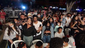 İki bin kişinin katıldığı Murat Dalkılıç konserinde korona unutuldu