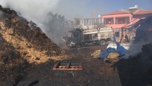 İnek çiftliğindeki yangında samanlar ve kamyonet yandı