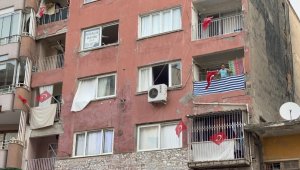 İskenderun'da balkonlara ve iş yerlerine Türk bayrağı asıldı