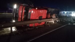 Islak zeminde kayan tır böyle devrildi