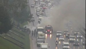 İstanbul TEM Otoyolu Kavacık mevkiinde otobüste yangın çıktı. Olay yerine İtfaiye ekipleri sevk edildi.