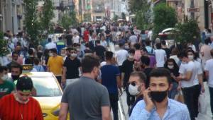İstiklal Caddesi'nde hafta sonu yoğunluğu