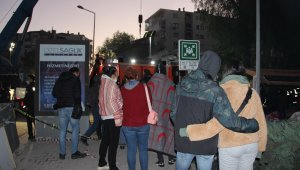 İzmir'de 17 saattir arama kurtarma çalışmaları devam ediyor