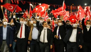 İzmir'de Cumhuriyet'in 97. yılında meşaleli yürüyüş