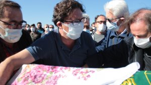 İzmir'de depremde vefat eden aynı aileden 3 kişi toprağa verildi
