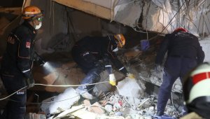 İzmir'de enkaza dönen binalar havadan görüntülendi
