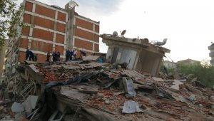 İzmir'deki depremde yıkılan binadan 7 kişi kurtarıldı