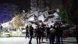 İzmir'deki enkazdan bir kişinin daha cansız bedeni çıkarıldı