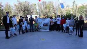 İzmir'de Öğrencilerden sokak hayvanlarına mama desteği