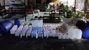 İzmir'de polislerin baskın yaptığı evden çok miktarda etil alkol ve sahte içki ele geçirildi