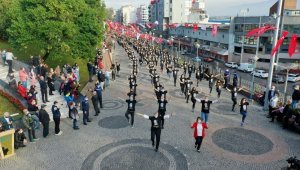 İzmit'te bin kişi zeybek oynayarak Cumhuriyet coşkusunu yaşadı