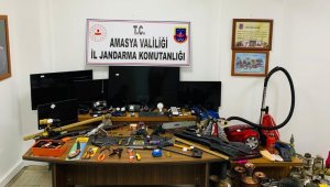 Jandarma hırsızları suçüstü yakaladı