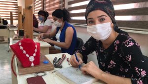 Kadınlar sanatla aile ekonomilerine katkı sağlıyor