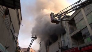 Kağıthane'de 4 katlı iş merkezinde yangın paniği