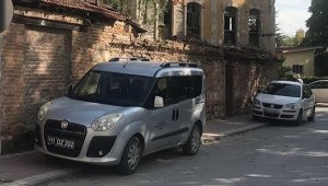 Kaldırımları yayalardan çok araçlar kullanıyor