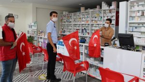 Karaköprü'de esnafa Türk Bayrağı hediyesi