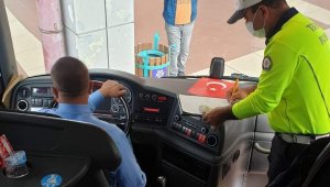 Karantinada olmaları gerekiyordu, direksiyon başında yakalandılar