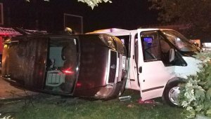 Karavanın fırlayan lastiği kazaya sebep oldu: 1 yaralı
