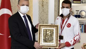 Katıldığı ilk uluslararası yarışmada Balkan Şampiyonu oldu