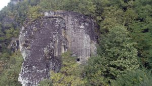 Kaya mezarları ve takım şelaleleri için turizm yolu