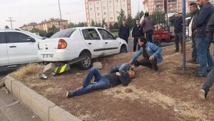 Kaza sonucu aracın altında kaldı, babasının elini bir an olsun bırakmadı