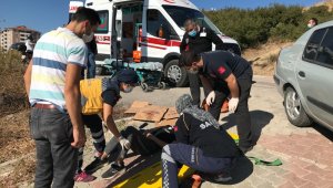Kaza yapan ehliyetsiz motosiklet sürücüsü sağlık ekiplerini adeta ecel teri döktürdü
