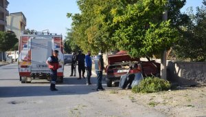 Kaza yapan otomobil karton kutu gibi buruştu