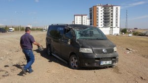 Kazada, tarlaya uçan minibüsün sürücüsü yaralandı