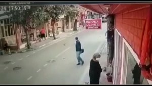 Kediyi ezdi arkasına bakmadan yoluna devam etti...O anlar kamerada
