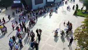 Kent meydanındaki Cumhuriyet konseri önce şaşırttı sonra duygulandırdı