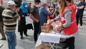 Kızılay kan toplayıp, lokumlu bisküvi ikram etti