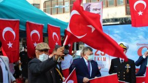 Kocaeli dağıtılan 97 bin Türk bayrağı ile sokaklar kırmızı beyaza büründü
