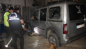 Kontrolden çıkan araç yemek yiyenlerin arasına daldı
