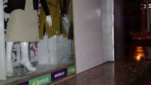 Kontrolden çıkan kamyonet yolda yürüyen genci ezdi