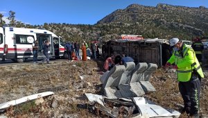 Konya'da minibüs devrildi: 12 yaralı